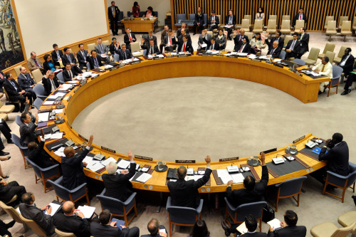 <YONHAP PHOTO-0285> (120502) -- NEW YORK, May 2, 2012 (Xinhua) -- Representatives of member states of the UN Security Council vote in favor of a resolution at the UN headquarters in New York, the United States, May 2, 2012. The UN Security Council on Wednesday demanded Sudan and South Sudan immediately cease all hostilities, and the two countries "unconditionally withdraw all of their armed forces" back into their own territory. (Xinhua/Shen Hong)/2012-05-03 06:04:15/ <저작권자 ⓒ 1980-2012 ㈜연합뉴스. 무단 전재 재배포 금지.>
Representatives of member states of the U.N. Security Council vote in favor of a resolution at the U.N. headquarters in New York on Wednesday.  Xinhua-Yonhap News