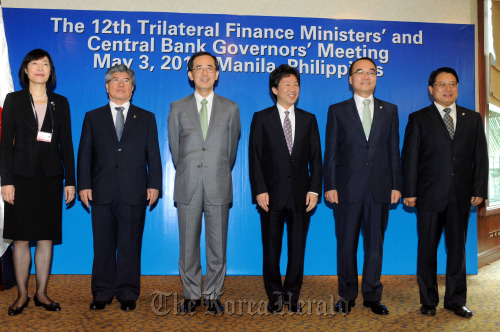 Finance ministers and top central bank officials from Korea, China and Japan pose before holding talks in Manila on Thursday. From left are Hu Xiaolian, deputy governor of the People’s Bank of China, Bank of Korea Gov. Kim Choong-soo, Bank of Japan Gov. Masaki Shirakawa, Japanese Finance Minister Jun Azumi, South Korean Finance Minister Bahk Jae-wan and Chinese Deputy Finance Minister Li Yong.     Yonhap News