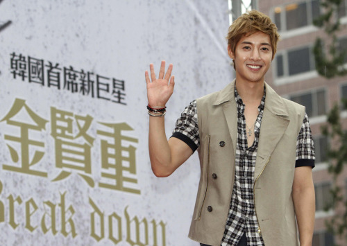 김현중(가수, 탤런트)
<YONHAP PHOTO-0930> FILE - In this Sunday, Aug. 14, 2011 file photo, South Korean singer Kim Hyun-joong smiles during his four-day tour in Taipei, Taiwan. Kim is preparing to kick off his "2012 Asia Fan Meeting Tour" by high-fiving all 3,000 people expected to turn up - a first for a pop star visiting Singapore. The tour kicks off on Friday, May 4, 2012 and will include stops in Hong Kong, Taiwan, China and Thailand. (AP Photo/Chiang Ying-ying, File)/2012-05-03 14:42:34/ <저작권자 ⓒ 1980-2012 ㈜연합뉴스. 무단 전재 재배포 금지.>
Kim Hyun-joong smiles during his four-day tour in Taipei last August. AP-Yonhap News
