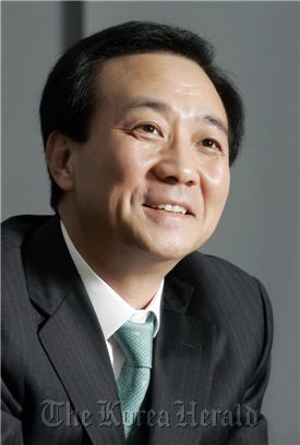 박병엽(기업인, 교수)
Pantech CEO Park Byeong-yeop