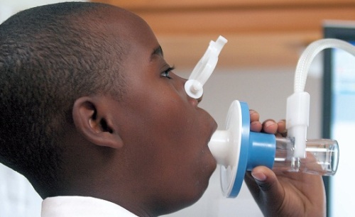 Asthma patient LaVonte Smith, 8, breathes into a machine that measures lung function as the Breathmobile stops at Smith’s school in Oakland, California in 2009.   (D. Ross Cameron/Oakland Tribune/MCT)
