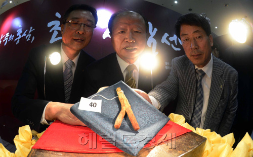 농협중앙회가 3일 오전 서울 서초구 양재동 농협하나로클럽에서 열린 '홍삼중의 홍삼, 최고 천삼 선발 대회'에서 김인수 개성인삼농협 조합장(오른쪽부터), 김수공 농업경제대표 이사 등이 최고 천삼을 보여주고 있다./ 박해묵 기자/mook@heraldm.com
농협중앙회가 3일 오전 서울 서초구 양재동 농협하나로클럽에서 열린 '홍삼중의 홍삼, 최고 천삼 선발 대회'에서 김인수 개성인삼농협 조합장(오른쪽부터), 김수공 농업경제대표 이사 등이 최고 천삼을 보여주고 있다./ 박해묵 기자/mook@heraldm.com
