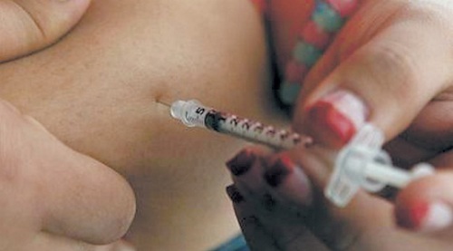 Judith Garcia, 19, gives herself an injection of insulin at her home in the Los Angeles suburb of
Commerce, California, April 29. A major study, released Sunday, tested several ways to manage blood
sugar in teens newly diagnosed with diabetes and found that nearly half of them failed within a few
years and 1 in 5 suffered serious complications. Garcia still struggles to manage her diabetes with metformin and insulin years after taking part in the study at Children’s Hospital Los Angeles.   (AP)