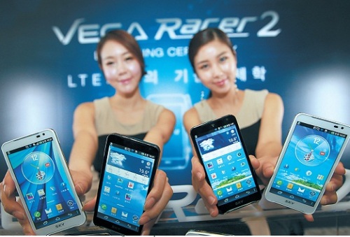 Models showcase Pantech’s Vega Racer 2, which is aimed at securing the No. 2 position in the nation’s long-term evolution smartphone market.   (Yonhap News)