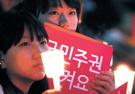 Citizens participate in a candlelight vigil against the import of U.S. beef at Cheonggyecheon square in Gwanghwamun, downtown
Seoul on Wednesday evening.   (Yonhap News)