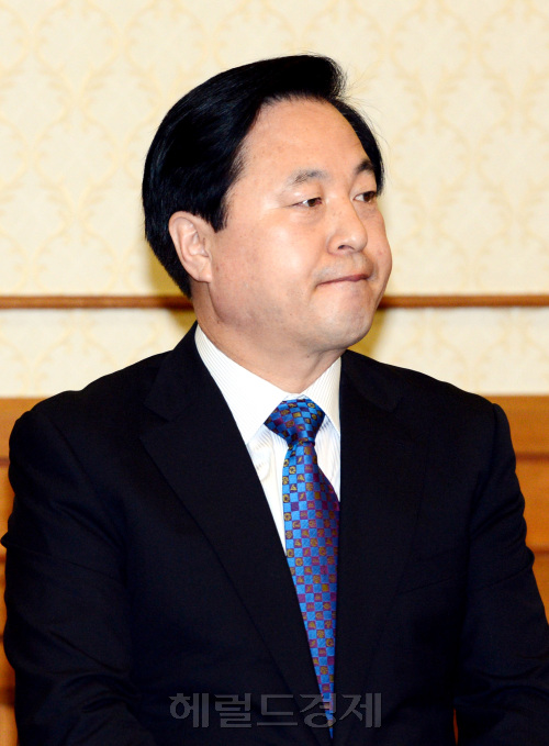 민주통합당의 유력 대선주자로 꼽히는 ‘리틀 노무현’ 김두관 경남지사는 4일 국회에서 열린 조찬간담회에서 “유명하고 지지율이 높다고 아무도 문제 제기를 하지 않는 그런 정치는 안된다”고 밝혀, ‘안철수 원장 바라보기’에 대한 불편한 심기를 내비쳤다.  박현구 기자/phko@heraldm.com