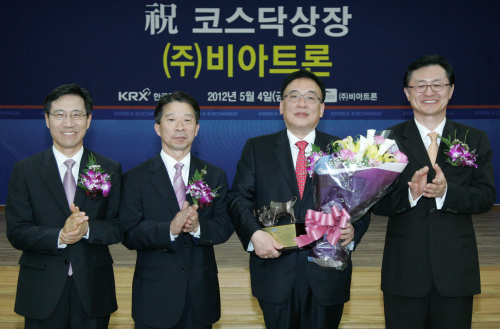 4일 오전 서울 여의도 한국거래소에서 비아트론의 코스닥시장 상장기념식이 개최됐다. 왼쪽부터 김원식 코스닥협회 부회장, 최홍식 한국거래소 코스닥시장본부장, 김형준 비아트론 대표이사, 유상호 한국투자증권 대표이사.