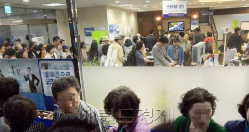 저축은행에 대한 3차 구조조정 발표가 임박한 4일 오전 서울 강남구 대치동 한 저축은행 본점에서 시민들이 예금을 찾으려고 줄서 있다.<br />김명섭 기자 msiron@