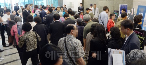 저축은행에 대한 3차 구조조정 발표가 임박한 4일 오전 서울 강남구 대치동 한 저축은행 본점에서 시민들이 예금을 찾으려고 줄서 있다.<br />김명섭 기자 msiron@
Depositors line up Friday morning at a savings bank’s headquarters in Daechi-dong, southeastern Seoul, to withdraw their money ahead of the government’s suspension of insolvent banks.  Kim Myung-sub/The Korea Herald