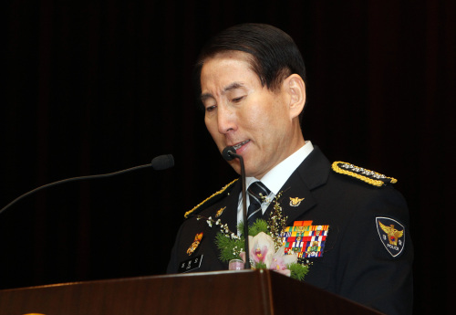 <YONHAP PHOTO-0433> 눈물흘리는 조현오 전 경찰청장 (서울=연합뉴스) 박철홍 기자 = 조현오 전 경찰청장이 30일 오전 서울 서대문구 경찰청에서 열린 이임식에서 눈물을 흘리며 이임사하고 있다. 2012.4.30 pch80@yna.co.kr/2012-04-30 14:01:33/ <저작권자 ⓒ 1980-2012 ㈜연합뉴스. 무단 전재 재배포 금지.>
Cho Hyun-oh