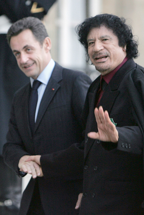 <YONHAP PHOTO-0090> FILE- French President Nicolas Sarkozy, left, greets Libyan leader Moammar Gadhafi at his arrival at the Elysee Palace in Paris, in this Dec. 12, 2007 file photo. A former Libyan prime minister Al-Baghdadi Al-Mahmoudi, in a jail near Tunis awaiting possible extradition to Libya, says Moammar Gadhafi's regime financed French President Nicolas Sarkozy's 2007 election campaign, according to his lawyer. Sarkozy vehemently denies the allegations. (AP Photo/Remy de la Mauviniere, File)/2012-05-04 05:21:00/ <저작권자 ⓒ 1980-2012 ㈜연합뉴스. 무단 전재 재배포 금지.>
French President Nicolas Sarkozy (left) greets Libyan leader Moammar Gadhafi at his arrival at the Elysee Palace in Paris, in this Dec. 12, 2007 file photo.  AP-Yonhap News