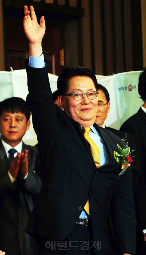 박지원(왼쪽 두번째) 후보가  4일 오전 국회에서 열린 민주통합당 제19대 국회 제1기 원내대표 선거에서   유인태 후보와 결선투표까지 치른 끝에 67표를 얻어 60표에 그친 유 후보를 따돌리고 원내대표에 최종 선출됐다.박현구 기자phko@heraldm.com 2012.05.04
박지원(왼쪽 두번째) 후보가  4일 오전 국회에서 열린 민주통합당 제19대 국회 제1기 원내대표 선거에서   유인태 후보와 결선투표까지 치른 끝에 67표를 얻어 60표에 그친 유 후보를 따돌리고 원내대표에 최종 선출됐다.박현구 기자phko@heraldm.com 2012.05.04