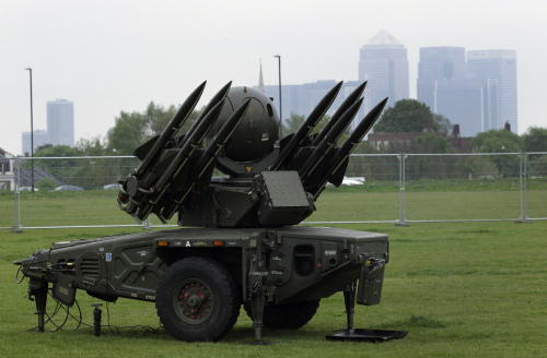 <YONHAP PHOTO-0217> A Rapier air defence system stands with the Canary Wharf business district in the distance during a media event ahead of a training exercise designed to test military procedures prior to the Olympic period in Blackheath, London, Thursday, May 3, 2012. Britain's military is carrying out security tests in London ahead of the Olympics including the deployment of one weapon it hopes it never has to use. Ground-to-air missile systems are being considered for the games, a move the government has defended as a "last resort" measure of security and one that has been rolled out at previous Olympics. Those missiles can be used to target large aircraft and fend off a 9/11-style attack. (AP Photo/Matt Dunham) /2012-05-04 05:46:55/ <저작권자 ⓒ 1980-2012 ㈜연합뉴스. 무단 전재 재배포 금지.>
The Rapier air-defense system   AP-Yonhap News
