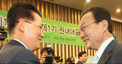 <YONHAP PHOTO-0721> 박지원과 이해찬 (서울=연합뉴스) 백승렬 기자 = 민주통합당 박지원 원내대표 경선후보와 이해찬 전 총리가 4일 국회에서 열린 19대 국회 1기 원내대표 겸 당 비대위원장 선거에서 1차 투표를 마치고 나서 인사하고 있다. 2012. 5. 4 srbaek@yna.co.kr/2012-05-04 13:30:55/ <저작권자 ⓒ 1980-2012 ㈜연합뉴스. 무단 전재 재배포 금지.>
Park Jie-won (left), elected floor leader of the Democratic United Party Friday, greets former prime minister and key party stakeholder Lee Hae-chan.  Yonhap News