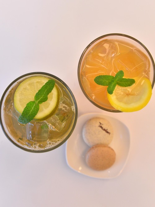Tavalon Tea Bar’s iced Moteajo (left) — a green tea-based non-alcoholic mojito — and Earl Grey Martea — a non-alcoholic martini-style beverage with an Earl Grey base — and Peach Oolong and NYC Breakfast tea-infused macarons (Lee Sang-sub/The Korea Herald)
