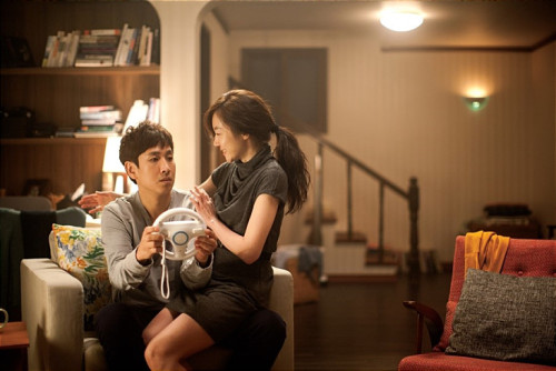 그녀는 최고였다! 입을 열기 전까지는…!
예쁘고 사랑스러운 외모, 완벽한 요리 실력, 때론 섹시하기까지. 남들이 보기엔 모든 것을 갖춘 최고의 여자 ‘정인’(임수정). 하지만 입만 열면 쏟아내는 불평과 독설로 인해 남편 ‘두현’(이선균)에겐 결혼생활 하루하루가 죽을 맛이다. 매일 수백 번씩 이혼을 결심하지만 아내가 무서워 이혼의 ‘이’자도 꺼내지 못하는 소심한 남편 두현. 그런 아내와 헤어질 방법은 단 하나뿐. 그녀가 먼저 두현을 떠나게 하는 것!