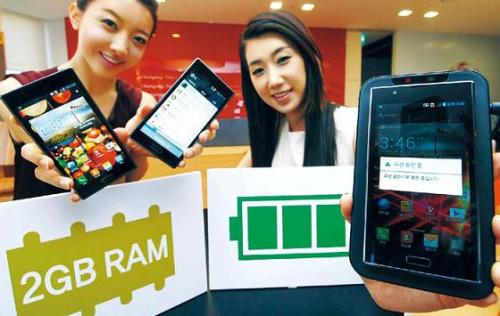 Models pose with LG Electronics’ new Optimus LTE2 smartphones with 2GB of RAM on Friday. (Yonhap News)