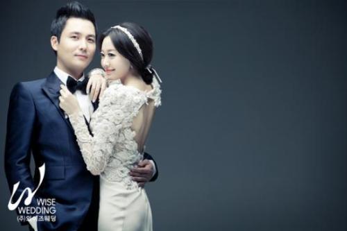 전종환(방송기자, 전 아나운서)/문지애(아나운서)
문지애 아나운서와 전종환 기자는 5월 4일 오후 7시 서울 강남구 논현동 빌라드베일리에서 화촉을 밝혔다.
