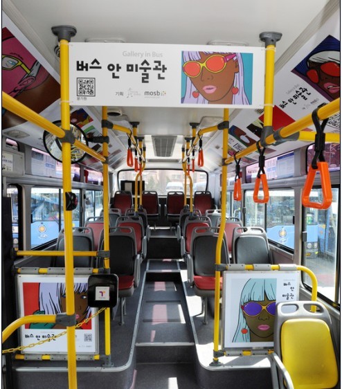 윤기원은 동아운수로부터 ’버스 안 미술관’ 제안을 받고, 작품 20점을 디지털로 프린트해 101번 버스에 내걸었다. 동아운수는 101번 버스 1대에는 20점, 나머지 212대의 버스에는 대당 1점씩 작품을 전시하고 있다