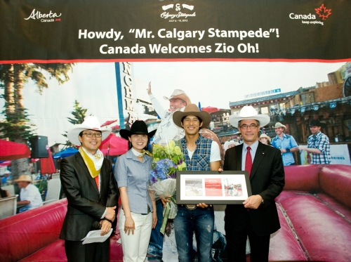 DP
Canadian Ambassador David Chatterson (right) poses with Zio Oh (second from right) after announcing he had been named Korea’s Mr. Calgary Stampede. Canadian Embassy