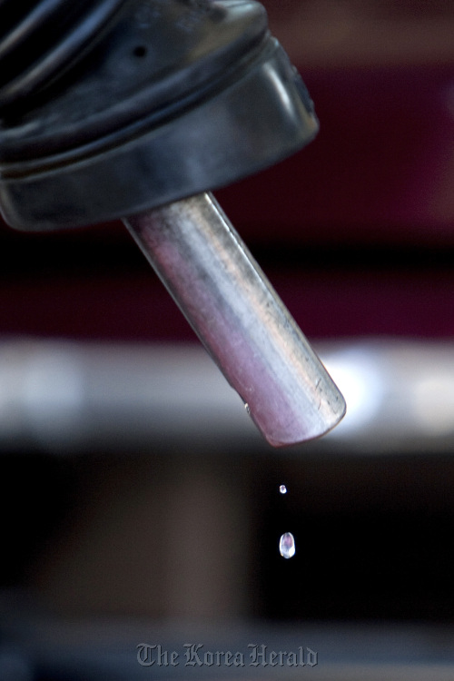 Gasoline drips from the nozzle of a gasoline pump at a Shell gas station in San Francisco, California.  Bloomberg