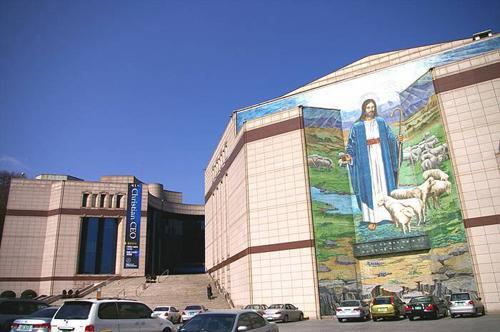 Located in a business hub of southern Seoul, Torch Trinity Graduate School of Theology has approximately 600 students enrolled.       Torch Trinity