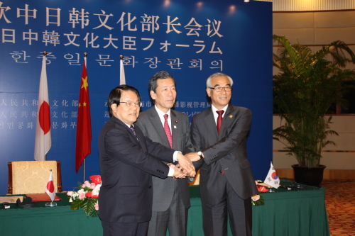 <YONHAP PHOTO-0390> 한중일 문화장관회의 (상하이=연합뉴스) 한승호 특파원 = 한국, 중국, 일본 문화장관은 5일 중국 상하이 국제회의센터에서 제4회 한중일 문화장관회의를 열고 3국 간 `문화협력 액션플랜(2012~2014)'에 합의했다. 사진 우로부터 최광식(崔光植) 문화체육관광부 장관, 차이우(蔡武) 중국 문화부 부장, 히라노 히로후미(平野博文) 일본 문부과학상. 2012.5.5 <<국제뉴스부 기사 참조>> 2012.5.5 photo@yna.co.kr/2012-05-05 15:56:51/ <저작권자 ⓒ 1980-2012 ㈜연합뉴스. 무단 전재 재배포 금지.>
Korean Culture Minister Choe Kwang-shik (right), China’s Culture Minister Cai Wu (left) and their Japanese counterpart Hirofumi Hirano shake hands after agreeing to expand cultural exchanges in Shanghai on Saturday.  Yonhap News
Korean Culture Minister Choe Kwang-shik (right), China’s Culture Minister Cai Wu (left) and their Japanese counterpart Hirofumi Hirano shake hands after agreeing to expand cultural exchanges in Shanghai on Saturday.  Yonhap News
Korean Culture Minister Choe Kwang-shik (right), China’s Culture Minister Cai Wu (left) and their Japanese counterpart Hirofumi Hirano shake hands after agreeing to expand cultural exchanges in Shanghai on Saturday.  Yonhap News
Korean Culture Minister Choe Kwang-shik (right), China’s Culture Minister Cai Wu (left) and their Japanese counterpart Hirofumi Hirano shake hands after agreeing to expand cultural exchanges in Shanghai on Saturday.  Yonhap News