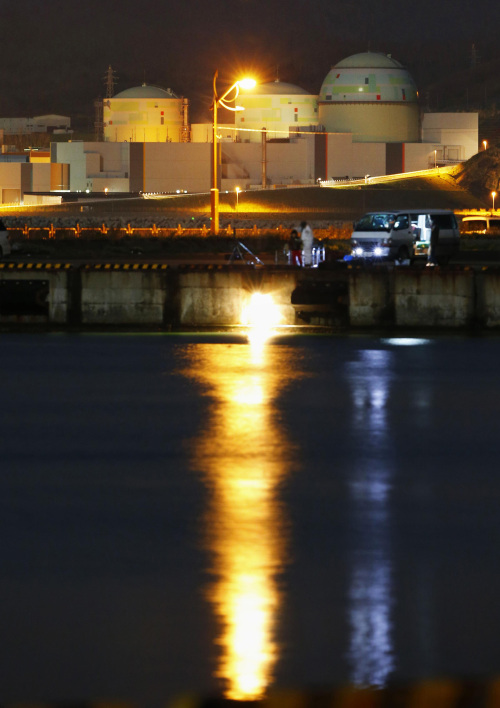 <YONHAP PHOTO-0431> In this May 5, 2012 photo, No. 3 unit, right, of Tomari Nuclear Power Plant operated by Hokkaido Electric Power Co. is observed in Tomari, northern Japan. The unit, Japan's last operating commercial nuclear reactor, went offline Saturday night for mandatory routine maintenance, leaving the nation without atomic-generated electricity for the first time in 42 years in the wake of the quake-triggered Fukushima nuclear crisis 14 months ago. (AP Photo/Kyodo News) JAPAN OUT, MANDATORY CREDIT, NO LICENSING IN CHINA, HONG KONG, JAPAN, SOUTH KOREA AND FRANCE/2012-05-06 10:50:00/ <저작권자 ⓒ 1980-2012 ㈜연합뉴스. 무단 전재 재배포 금지.>
The No. 3 unit (right) of Tomari Nuclear Power Plant operated by Hokkaido Electric Power Co. is observed in Tomari, northern Japan, Saturday.  AP-Yonhap News