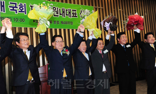 박지원(왼쪽 두번째) 후보가  4일 오전 국회에서 열린 민주통합당 제19대 국회 제1기 원내대표 선거에서   유인태 후보와 결선투표까지 치른 끝에 67표를 얻어 60표에 그친 유 후보를 따돌리고 원내대표에 최종 선출됐다.박현구 기자phko@heraldm.com 2012.05.04
박지원(왼쪽 두번째) 후보가  4일 오전 국회에서 열린 민주통합당 제19대 국회 제1기 원내대표 선거에서   유인태 후보와 결선투표까지 치른 끝에 67표를 얻어 60표에 그친 유 후보를 따돌리고 원내대표에 최종 선출됐다.박현구 기자phko@heraldm.com 2012.05.04
