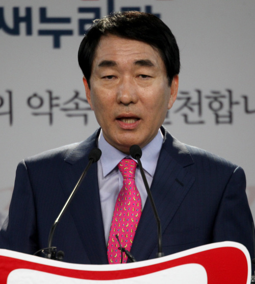 안상수(국회의원)
<YONHAP PHOTO-0599> 안상수 전 인천시장 대권도전 (서울=연합뉴스) 백승렬 기자 = 새누리당 안상수 전 인천시장이 6일 여의도 당사 기자실에서 대권도전을 선언하고 있다. 2012. 5. 6 srbaek@yna.co.kr/2012-05-06 14:08:52/ <저작권자 ⓒ 1980-2012 ㈜연합뉴스. 무단 전재 재배포 금지.>
Ahn Sang-soo