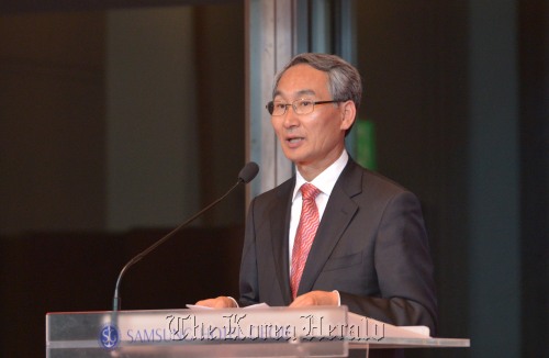 외교사절단-만찬 및 골프시상식<br />이상섭 기자. babtong@heraldm.com 2012.05.04
Geoje Mayor Kwon Min-ho tells foreign diplomats about Geoje’s shipbuilding industry during their trip to the Island on Friday.
Lee Sang-sub/The Korea Herald