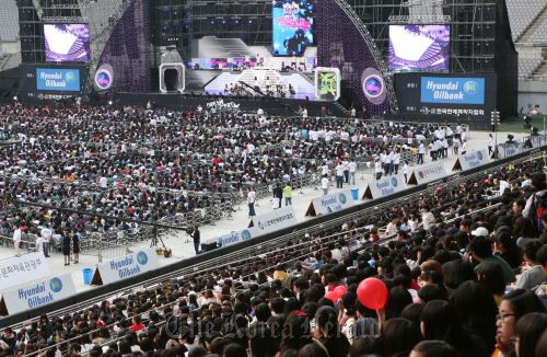 An annual gathering of the K-pop Dream Concert.     Hyundai Oilbank