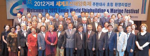 Herald Media CEO-Publisher Lee Young-man (first row fourth from left), honorary chairman Namgoong Won (seventh from left) and Geoje Mayor Kwon Min-ho (sixth from right) join diplomats and their spouses ahead of The Korea Herald’s 17th Ambassadorial Golf Tournament on Geoje Island on Friday. (Lee Sang-sub/The Korea Herald)