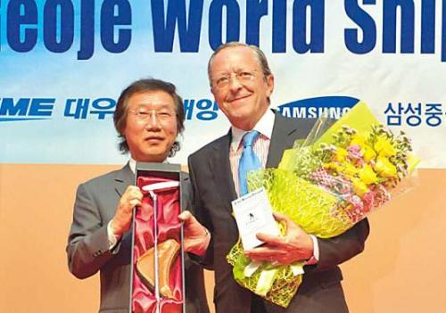 Spanish Ambassador Luis Arias Romero (right) accepts the prize of a golf club from Herald Media president Lee Young-man.