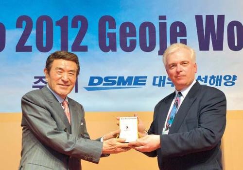 Slovakian Ambassador Dusan Bella (right) accepts his award from Herald Media honorary chairman Namgoong Won following the Korea Herald Golf Tournament on Geoje Island on Friday.