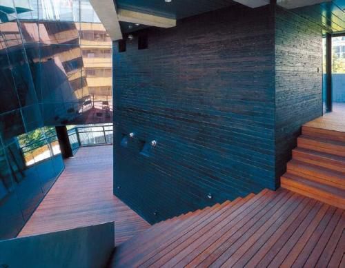 M+ is a building in a transitional location where different urban elements, such as luxury apartments, dilapidated low-rise housing, houses converted into offices and offices that double as residences all interact.