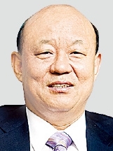 중국으로 밀항하려다 붙잡힌 김찬경(56) 미래저축은행 회장. 김 회장은 지난 3일 밤 해양경찰에 체포될 당시 어깨에 메는 조그만 가방에 여권과 5만원권 240장(1200만원)을 갖고 있었다.
경찰조사 결과 이 1200만원은 밀항 알선책 A(53)씨 등 4명에게 건네려는 ‘밀항 성공보수’인 밝혀졌다.
