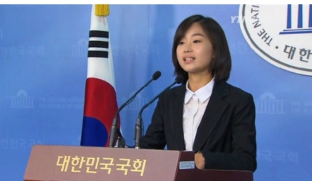 김재연(정당인)
비례대표 경선 부정 의혹을 둘러싼 통합진보당 내 계파 갈등이 6일 정면충돌 양상으로 치닫고 있다. 특히 청년비례대표 경선을 통해 당선된 비례대표 3번의 김재연 비례당변 당선자가 사퇴 거부 의사를 밝혀 당 안팎에서 논란이 거세지고 있다.