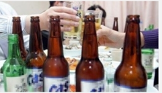 ‘회식이 꺼려지는 이유’에 관한 설문조사를 실시한 결과 51.7%의 직장인 ‘술자리 끝까지 남아있기’를 꼽아 직장인 대부분이 1~3차로 이어지는 술자리에 대해 부담을 느끼고 있는 것으로 조사됐다고 6일 밝혔다.
　
이어 회식이 싫은 두 번째 이유는 ‘억지로 폭탄주 마시기(22.5%, 52명)’라는 응답이 많았다. 다음으로 ▲‘동료의 똑 같은 말 되풀이(17.2%, 40명)’ ▲‘매일 똑 같은 회식코스(8.6%)’ 등의 순이었다.