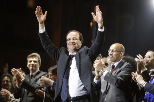 French president-elect Francois Hollande waves to crowds gathered to celebrate his election victory in Bastille Square in Paris, France, Sunday. (AP-Yonhap News)