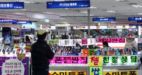 오프라인 매장에서 중고폰을 찾는 것은 서울에서 김 서방 찾기보다 어렵다. 오프라인 중고폰 거래제도가 시행된 지 두 달이 됐지만 중고폰을 제대로 갖추고 있는 곳은 드문 현실. 때문에 통신 약정 부담을 덜어주기 위한 제도가 계속 헛돌고 있다.