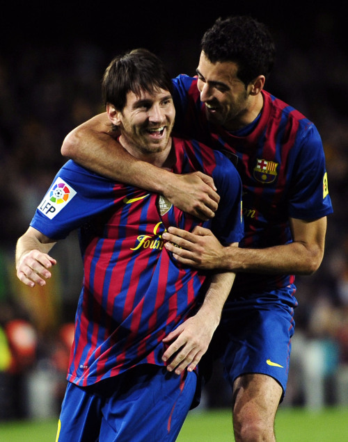 FC Barcelona's Lionel Messi, from Argentina, left, reacts after scoring with his teammate Sergio Busquets against Espanyol during a Spanish La Liga soccer match at the Camp Nou stadium in Barcelona, Spain, Saturday. (AP-Yonhap News)
