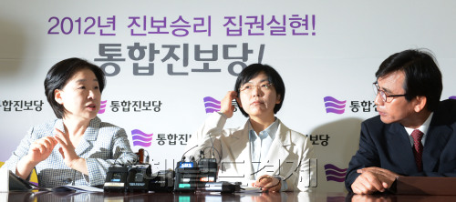 통합진보당 대표단회의가 7일 국회에서 열리고 있다. 박현구 기자phko@heraldm.com 2012.05.07
7일 국회에서 열린 통합진보당 대표단회의는 당권파와 비당권파의 건널 수 없는 갈등을 확인하는 자리였다. 이정희 대표는 진상조사위원회의 조사 결과를 수용할 수 없다고 했고, 유시민 공동대표는 통진당 스스로 민주주의를 훼손했다고 반격했다. 이 대표를 사이에 두고 유 대표가 심상정 공동대표와 이야기를 주고 받고 있다.  박현구 기자/phko@heraldm.com
