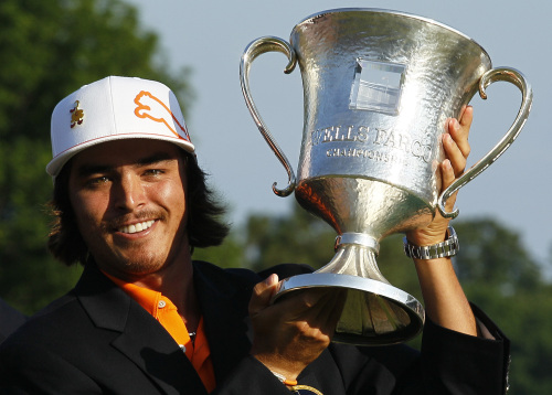 <YONHAP PHOTO-0216> Rickie Fowler holds the trophy after winning the Wells Fargo Championship golf tournament at Quail Hollow Club in Charlotte, N.C., Sunday, May 6, 2012. (AP Photo/Gerry Broome)/2012-05-07 07:46:16/ <저작권자 ⓒ 1980-2012 ㈜연합뉴스. 무단 전재 재배포 금지.>
Rickie Fowler poses with the winner’s trophy on Sunday.   AP-Yonhap News