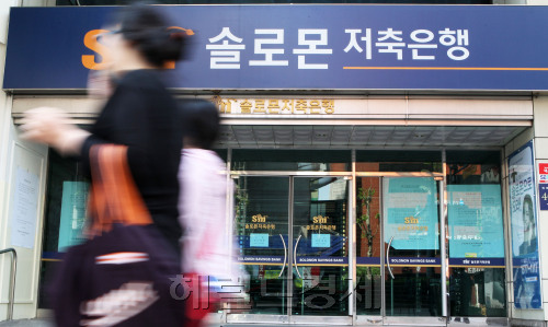 지난 주말 4개 저축은행이 영업정지를 당하면서 저축은행 업계에 또 한 번의 요동이 불가피해졌다. 저축은행 업계는 작년 이후 세 차례의 구조조정을 통해 상위 10위권 업체 7곳이 시장에서 퇴출됐다.  이상섭 기자/babtong@heraldm.com