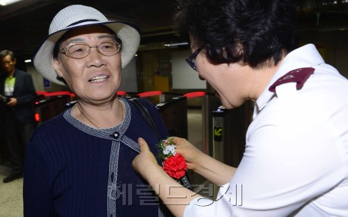서울메트로가 어버이날을 하루 앞 둔 7일 오전 시청역에서 지하철을 이용하는 어르신들에게 카네이션을 달아주고 있다. 박해묵 기자/mook@heraldm.com
서울메트로가 어버이날을 하루 앞 둔 7일 오전 시청역에서 지하철을 이용하는 어르신들에게 카네이션을 달아주고 있다. 박해묵 기자/mook@heraldm.com
서울메트로가 어버이날을 하루 앞 둔 7일 오전 시청역에서 지하철을 이용하는 어르신들에게 카네이션을 달아주고 있다. 박해묵 기자/mook@heraldm.com