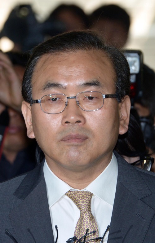 7일 오전 박영준 전 지식경제부 차관이 파이시티 인허가 청탁과 관련해 1억여 원을 받은 혐의로 영장실질심사를 받으러 서울 서초동 중앙지방법원으로 들어오고 있다.<br />김명섭 기자 MSIRON@