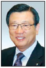 박삼구(기업인)
박삼구 금호아시아나그룹 회장의 각별한 ‘베트남 사랑’이 또다시 주목받고 있다. 최근 베트남 현지 직원을 국내로 후송, 병원 수술을 시키며 그 비용 일체를 지불하는 등 친(親)베트남 행보를 이어가고 있다.