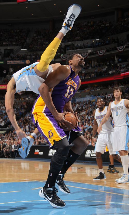 <YONHAP PHOTO-0528> DENVER, CO - MAY 06: Andrew Bynum #17 of the Los Angeles Lakers is fouled by JaVale McGee #34 of the Denver Nuggets as he flips over him when attempting to block a shot in Game Four of the Western Conference Quarterfinals in the 2012 NBA Playoffs at Pepsi Center on May 6, 2012 in Denver, Colorado. NOTE TO USER: User expressly acknowledges and agrees that, by downloading and or using this photograph, User is consenting to the terms and conditions of the Getty Images License Agreement. Doug Pensinger/Getty Images/AFP== FOR NEWSPAPERS, INTERNET, TELCOS & TELEVISION USE ONLY ==../2012-05-07 12:08:03/ <저작권자 ⓒ 1980-2012 ㈜연합뉴스. 무단 전재 재배포 금지.>
Lakers center Andrew Bynum is fouled by Nuggets center JaVale McGee on Sunday.   AFP-Yonhap News