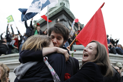<YONHAP PHOTO-0162> Supporters of Socialist President-elect Francois Hollande celebrate after the results of the second round of the French Presidential elections were announced at Bastille square in Paris, France, Sunday, May 6, 2012. Hollande defeated outgoing President Nicolas Sarkozy on Sunday to become France's next president, Sarkozy conceded defeat minutes after the polls closed. (AP Photo/Laurent Cipriani)/2012-05-07 07:14:07/ <저작권자 ⓒ 1980-2012 ㈜연합뉴스. 무단 전재 재배포 금지.>
Supporters of Socialist President-elect Francois Hollande celebrate after the results of the second round of the French Presidential elections were announced at Bastille Square in Paris on Sunday.  AP-Yonhap News
Supporters of Socialist President-elect Francois Hollande celebrate after the results of the second round of the French Presidential elections were announced at Bastille Square in Paris on Sunday.  AP-Yonhap News